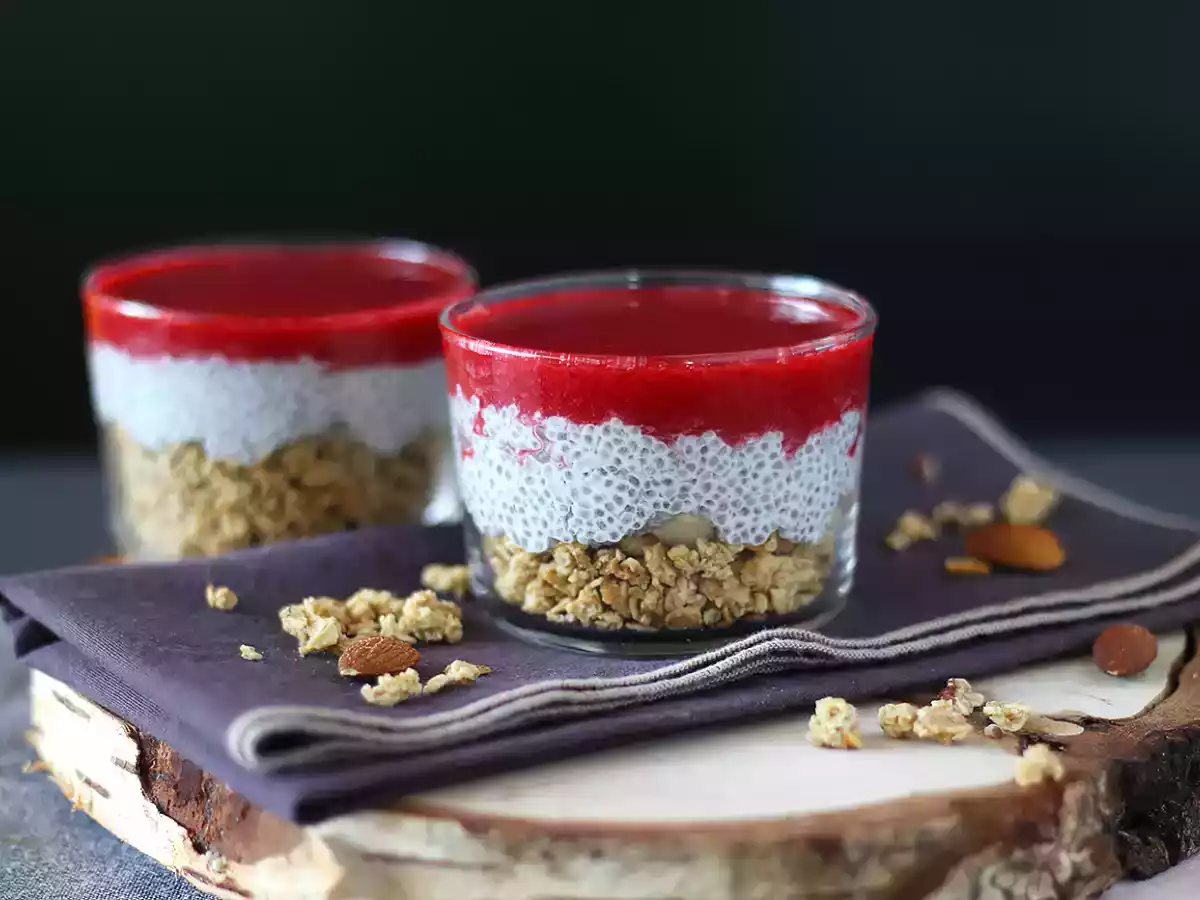 Pudin de chía con leche de coco, frambuesas y granola - foto 4