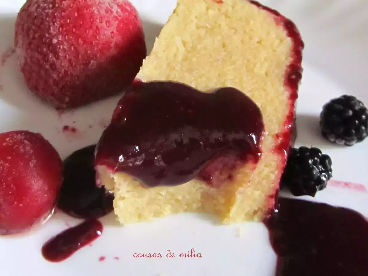 Pudin de manzanas con salsa de frutas rojas