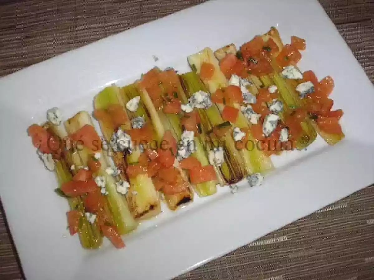 PUERROS A LA PLANCHA CON ADEREZO DE VINAGRETA Y QUESO AZUL