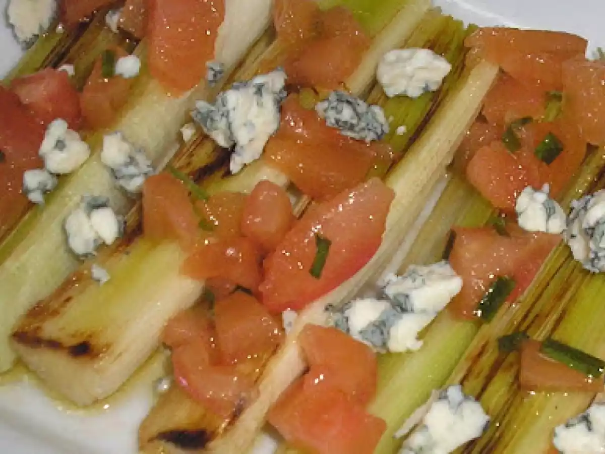 PUERROS A LA PLANCHA CON ADEREZO DE VINAGRETA Y QUESO AZUL - foto 2