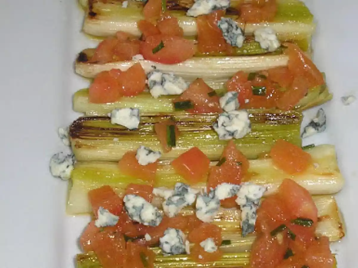 PUERROS A LA PLANCHA CON ADEREZO DE VINAGRETA Y QUESO AZUL - foto 3