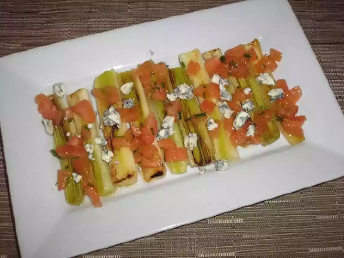 PUERROS A LA PLANCHA CON ADEREZO DE VINAGRETA Y QUESO AZUL - foto 4