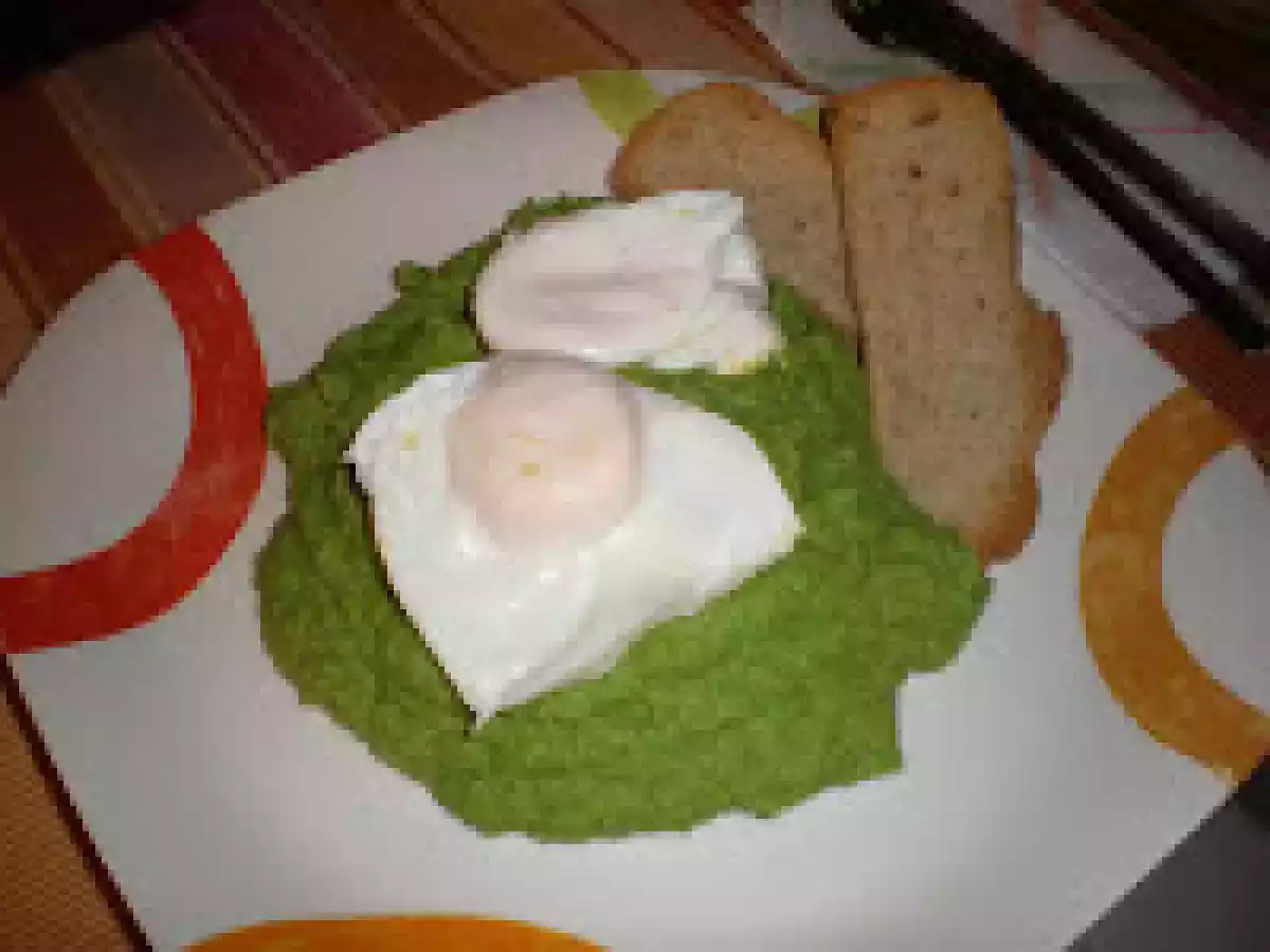 Puré de Arvejas con Huevos en Camisa