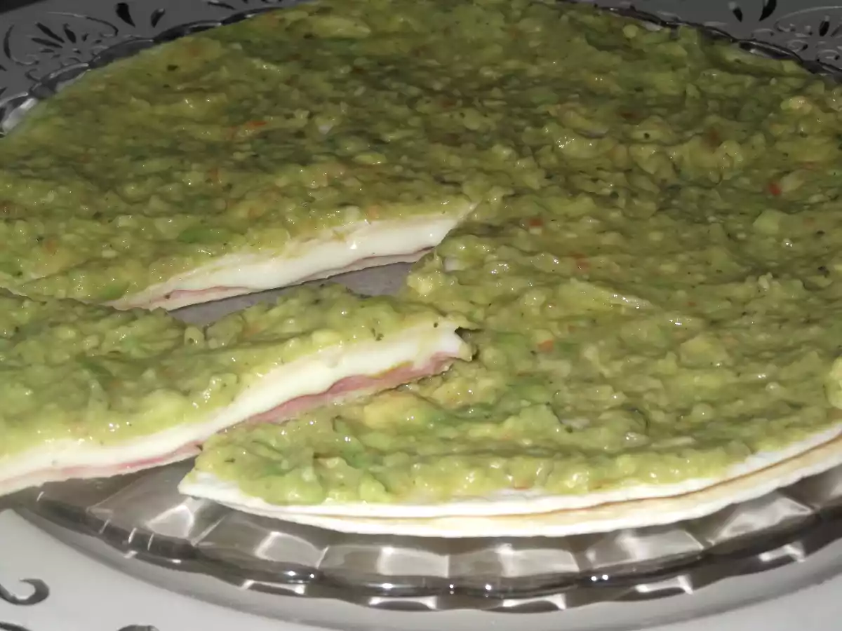 QUESADILLA DE JAMÓN Y QUESO CON GUACAMOLE