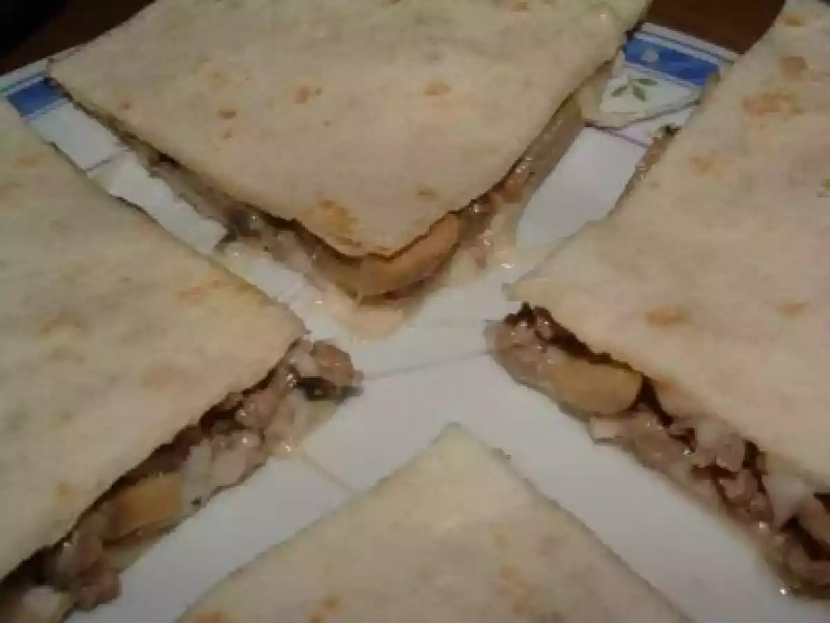 QUESADILLAS DE CARNE Y CHAMPIÑONES