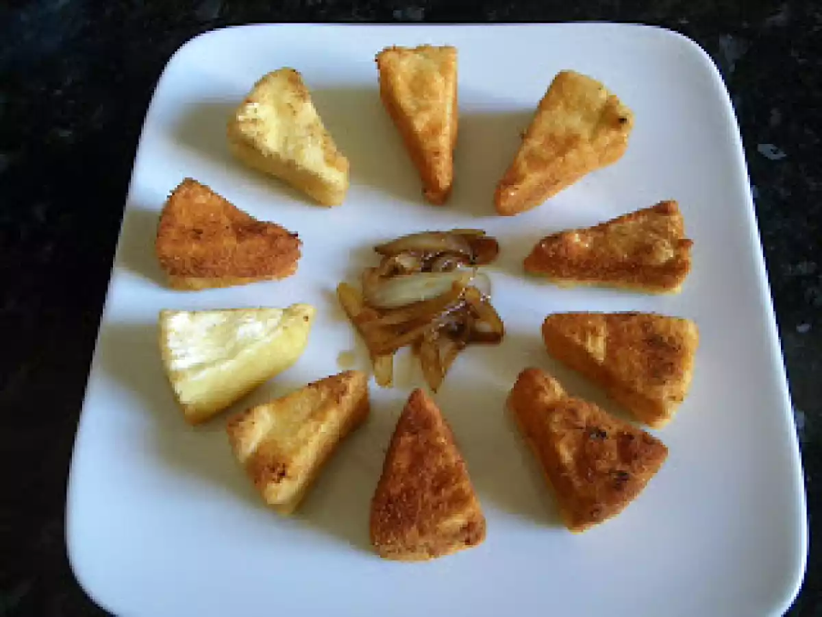 Queso Camember Frito con Cebolla Caramelizada.