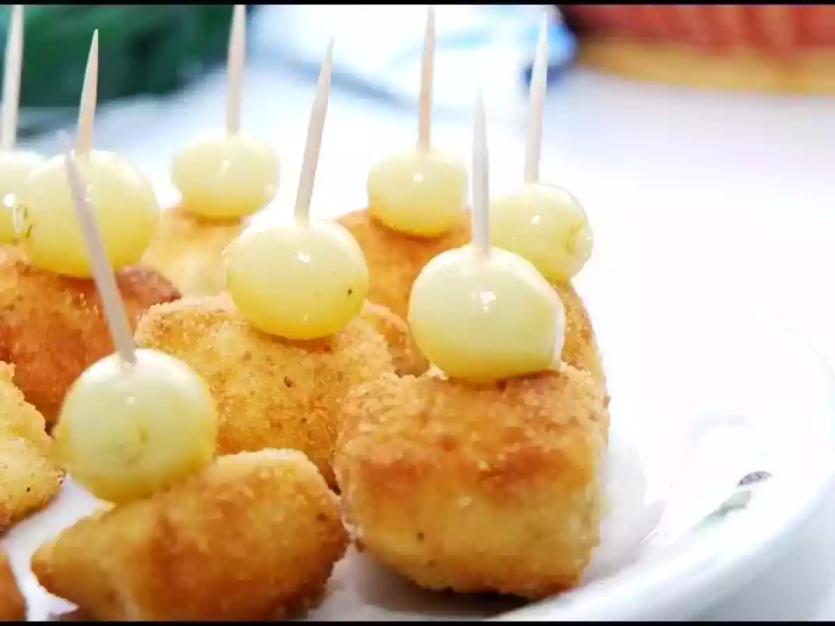 Queso camembert empanado con uvas