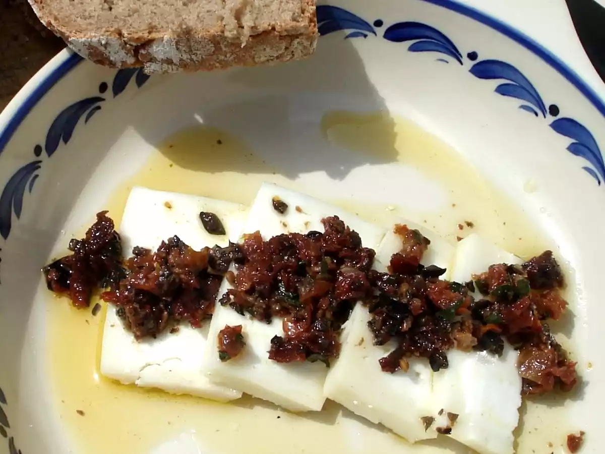 Queso de cabra con tomate seco y aceitunas