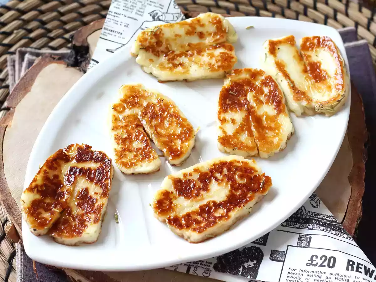 Queso halloumi agridulce a la sartén con miel y romero