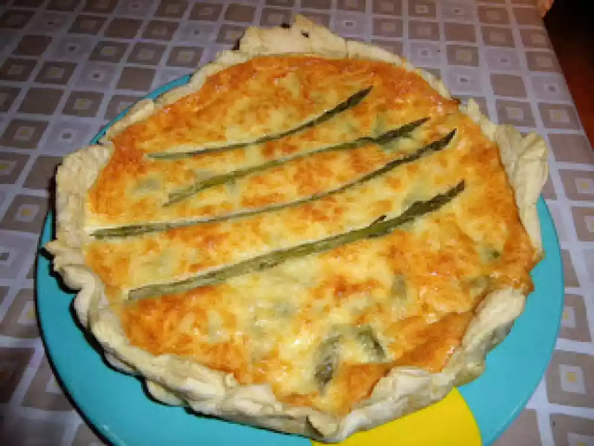Quiché de jamón serrano y espárragos trigueros.