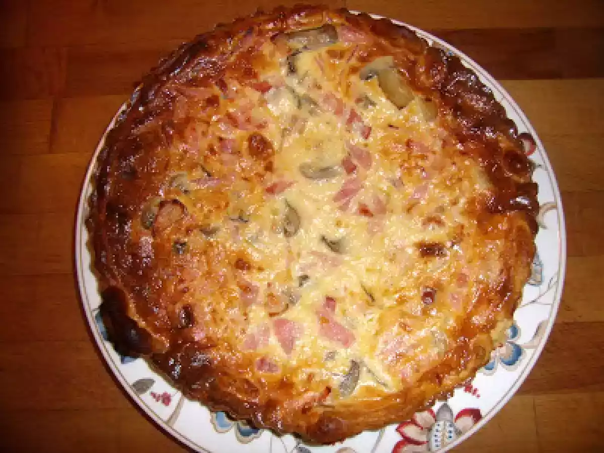 QUICHÊ LORRAINE DE DÁTILES, BEICÓN Y CHAMPIÑONES