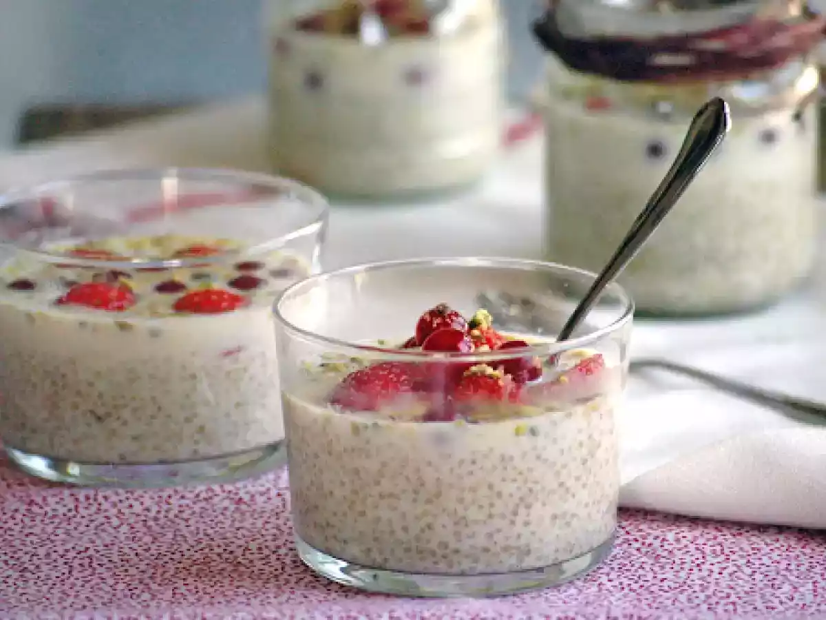 Quinoa con leche, frutos rojos y pistachos