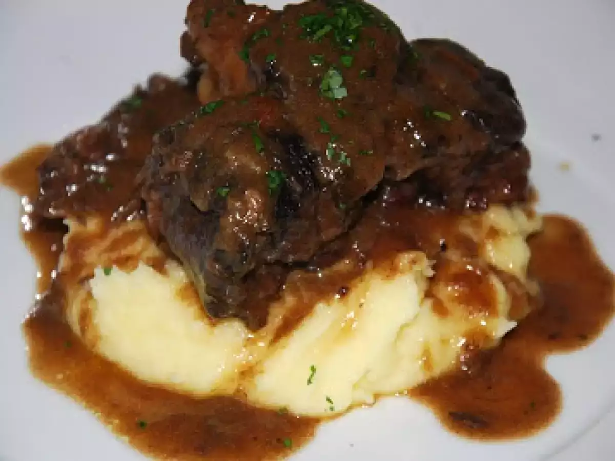 Rabo de toro estofadoa