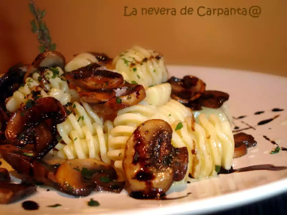 RADIATORI E FUNGHI ALL'AGLIO (Radiadores y champiñones al ajillo)