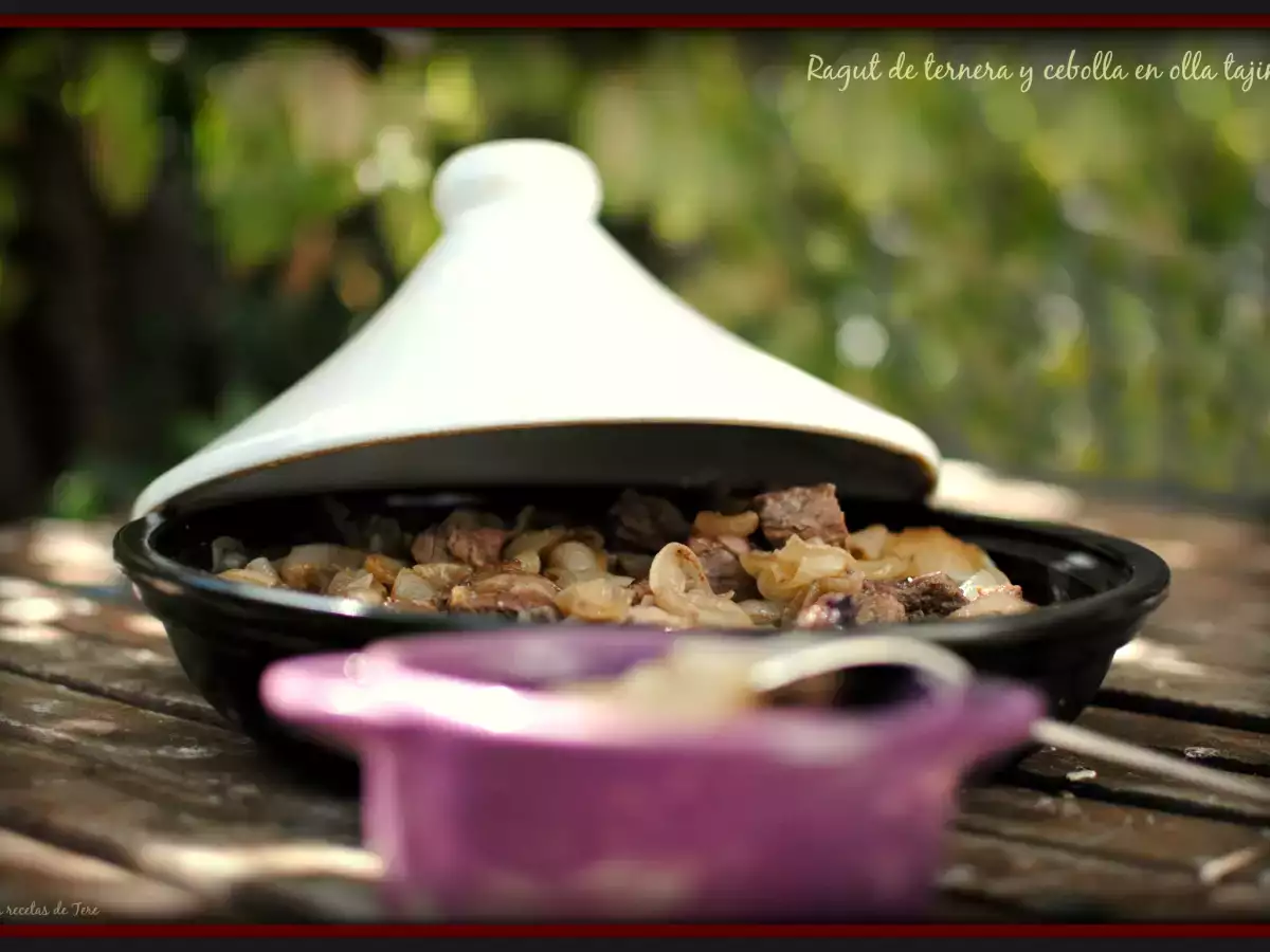 Ragut de ternera y cebolla en olla tajine.