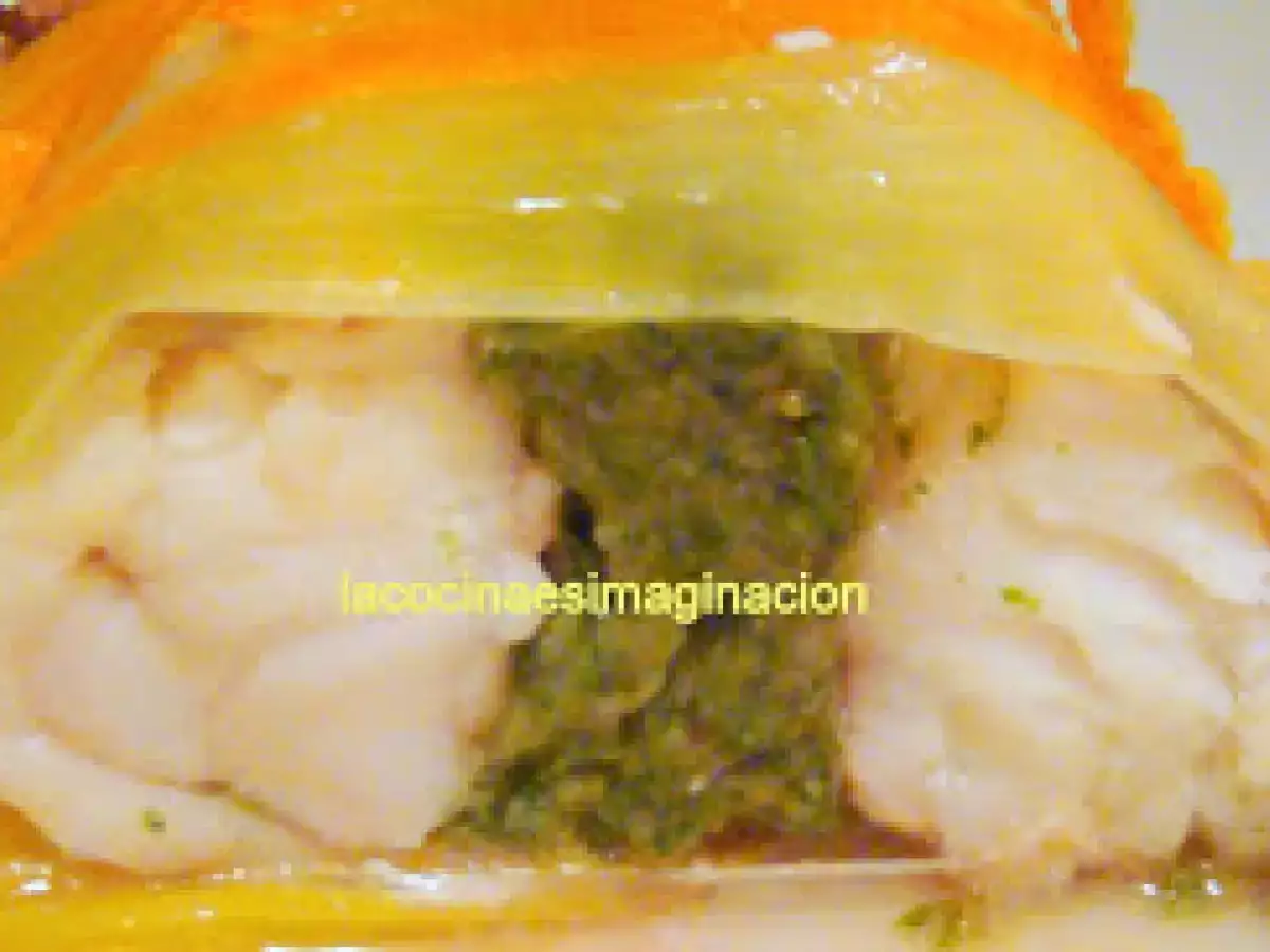 Rape con espinacas y gambas envuelto con puerro y zanahoria