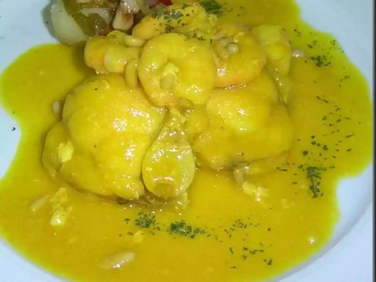 Rape en amarillo con langostinos y piñones