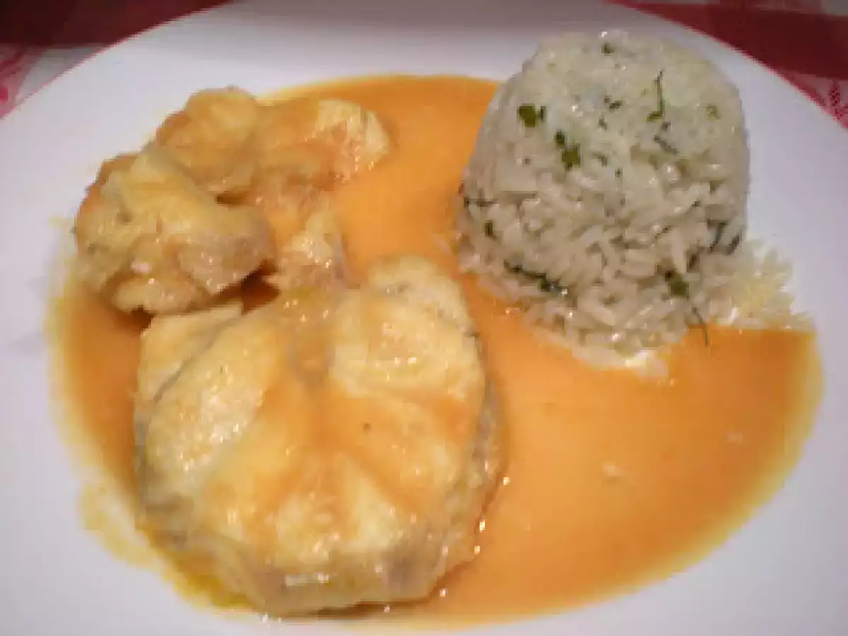 Rape en salsa con arroz blanco