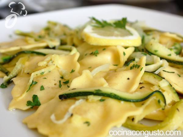 Ravioli 4 Quesos con calabacín al limón