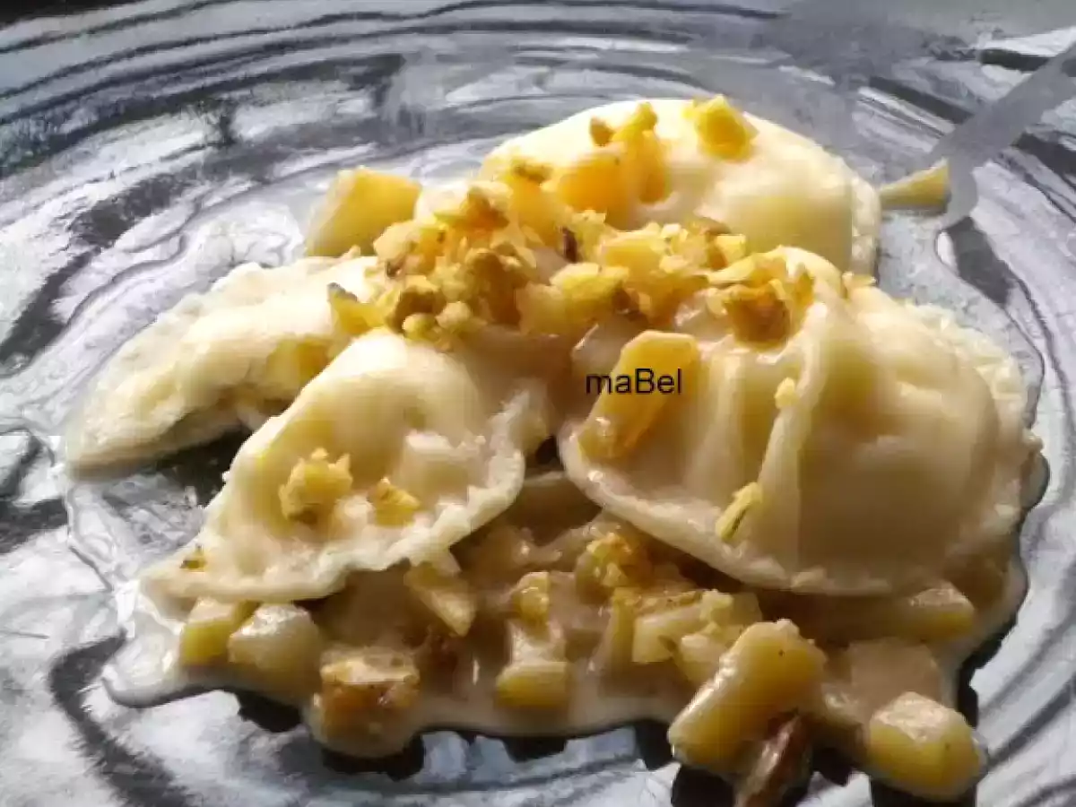Ravioli con brie y salsa de manzanas