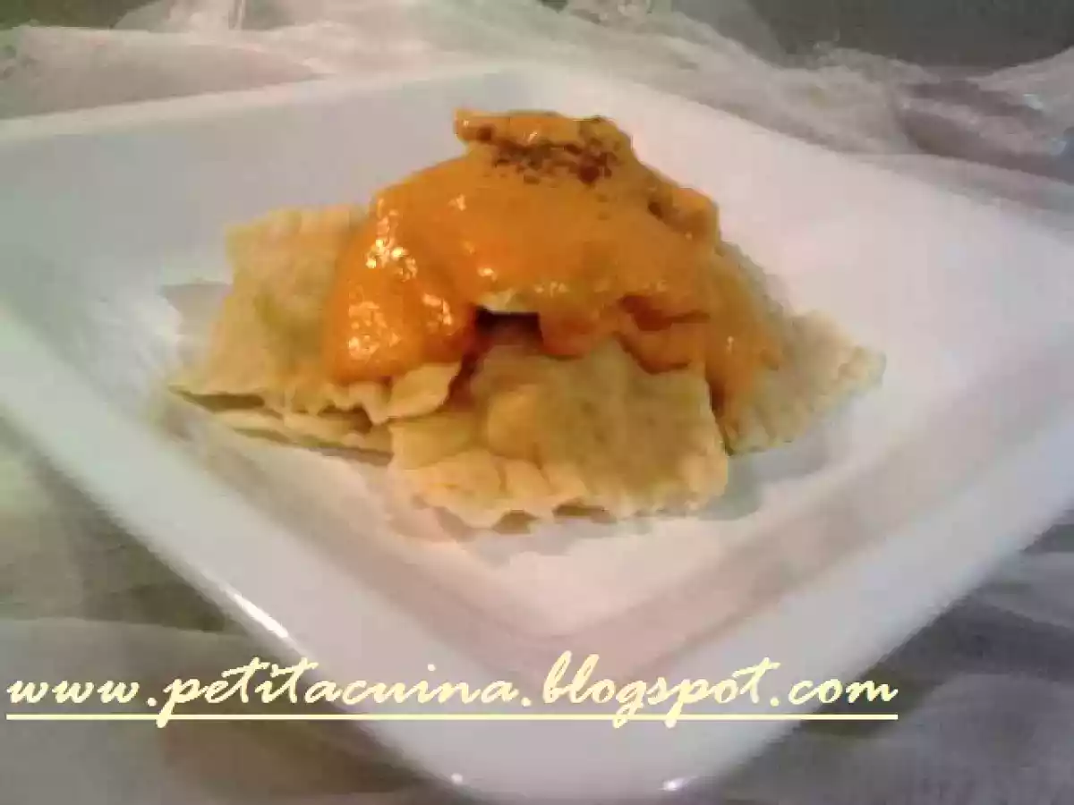 RAVIOLI FARCITS DE GAMBETES I VERDURES AMB SALSA DE MARISC