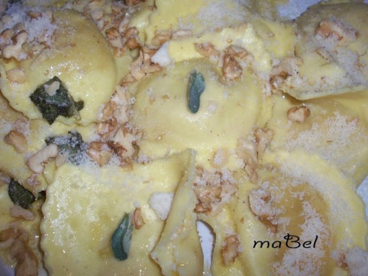 Raviolis con manteca de salvia y nuez