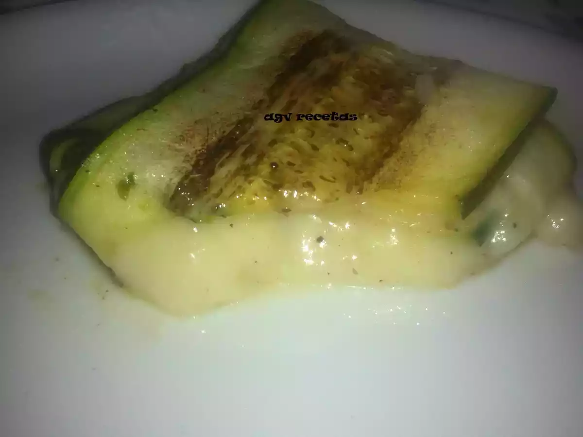 RAVIOLIS DE CALABACIN CON BECHAMEL DE GAMBAS - foto 2