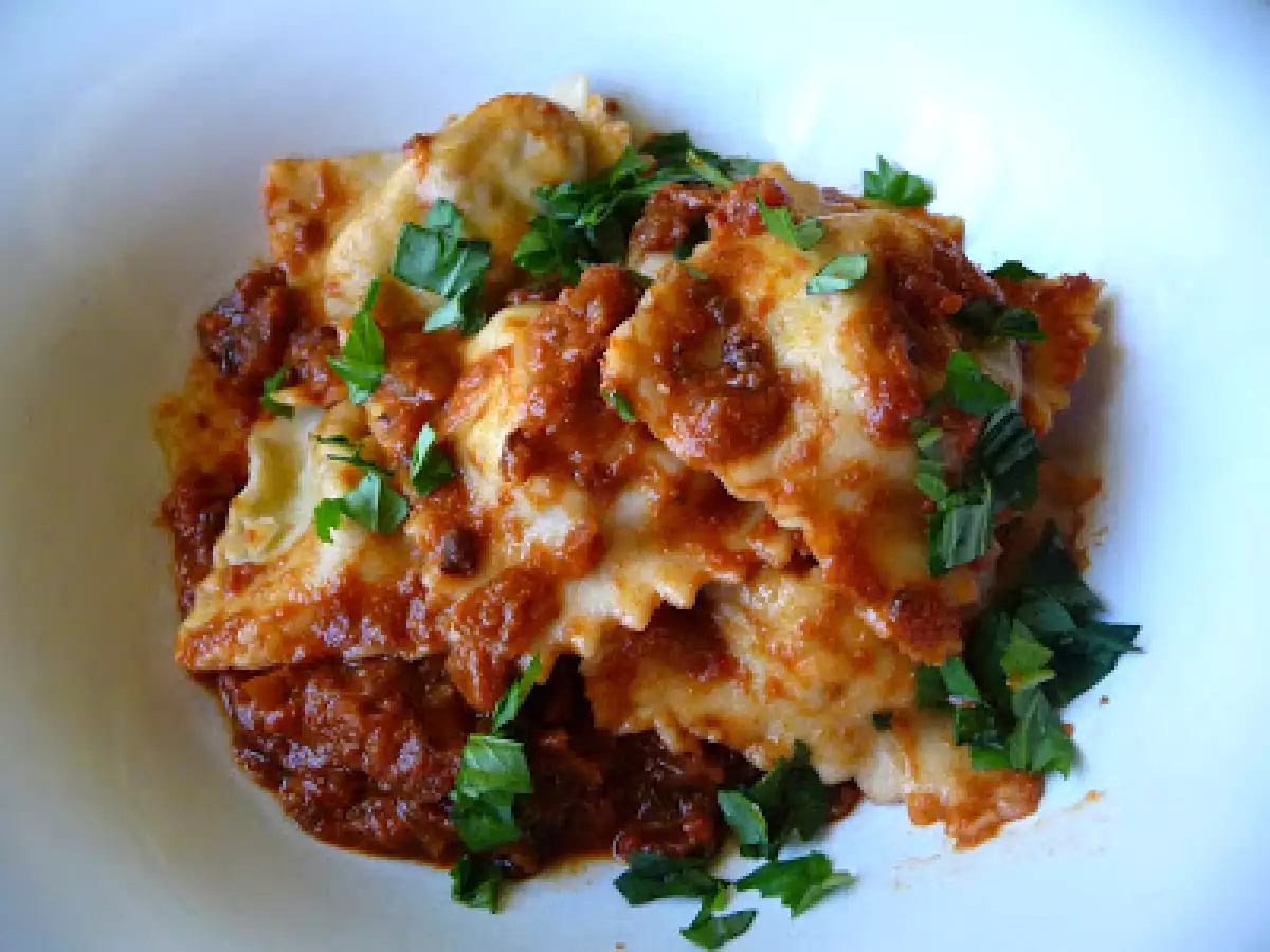 Raviolis de carne y fungui porcini en salsa - foto 2