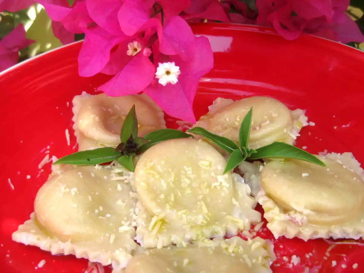 Raviolis de pasta fresca rellenos de jamon serrano y queso (sin máquina)