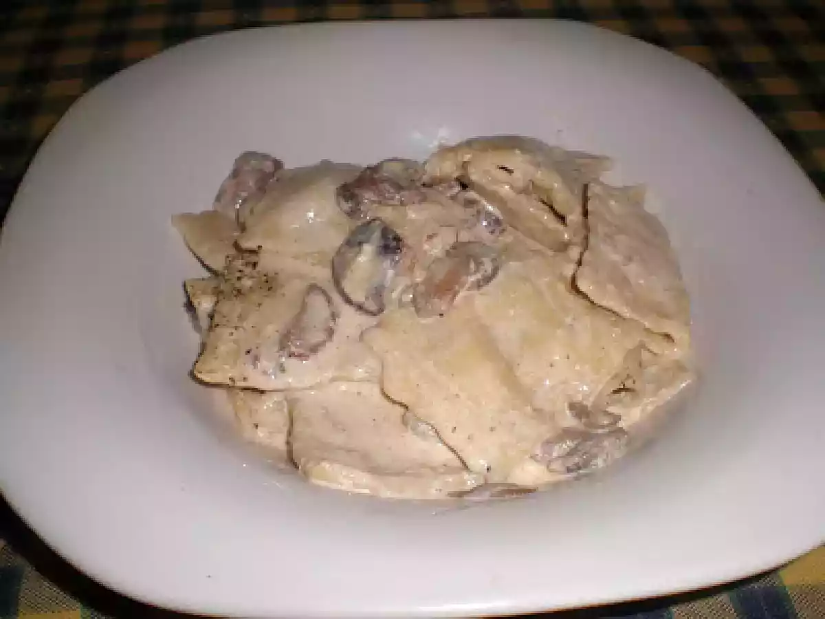 Raviolis de pasta fresca rellenos de setas