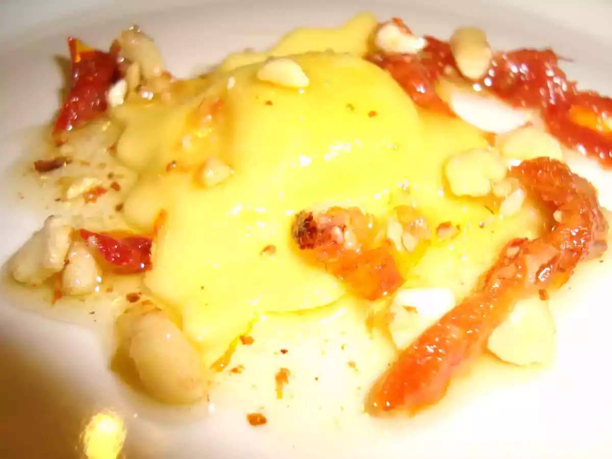 Raviolis de queso manchego con pesto de tomate y frutos secos