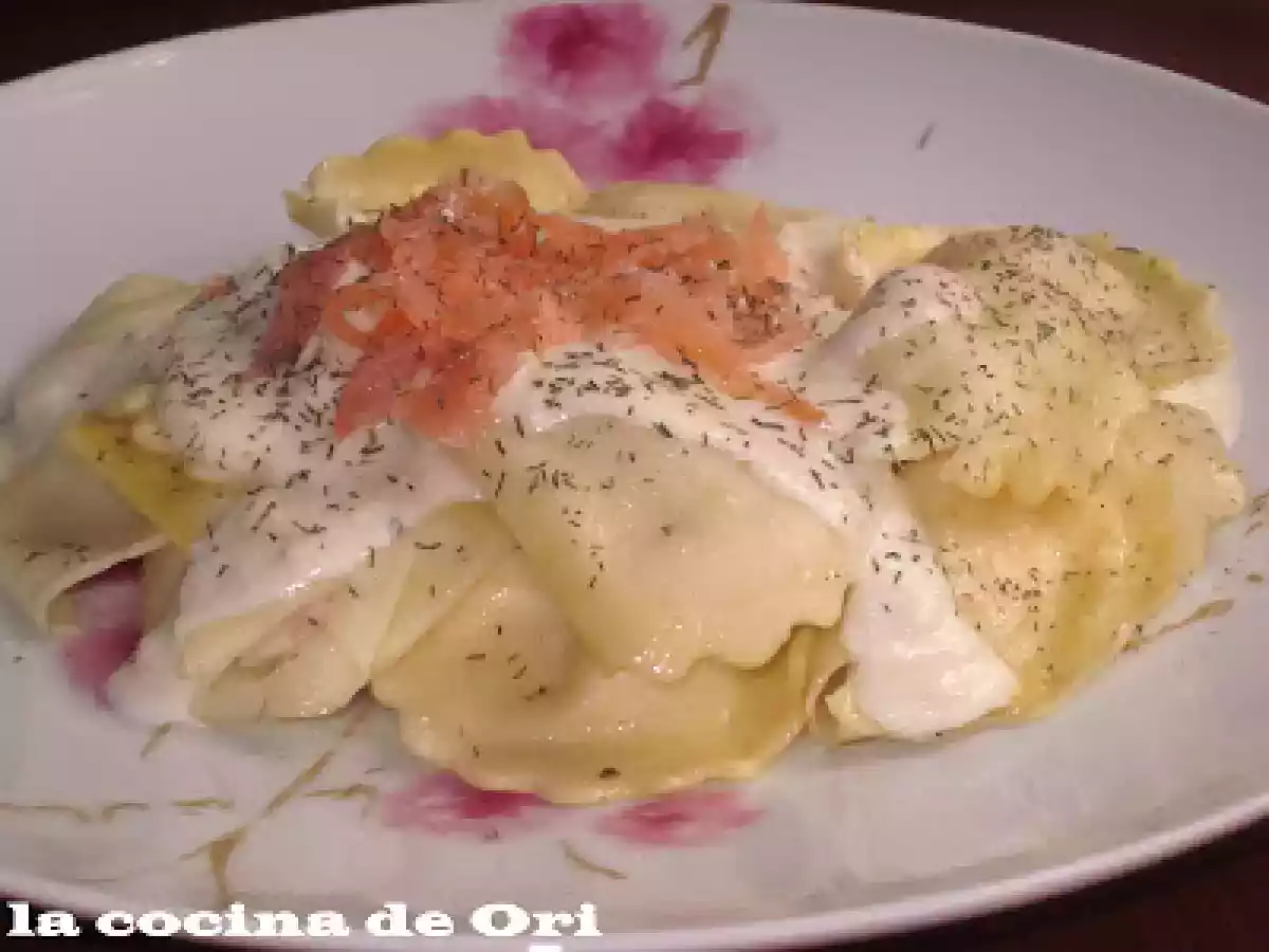 Raviolis de salmon con salsa de queso y salmón ahumado