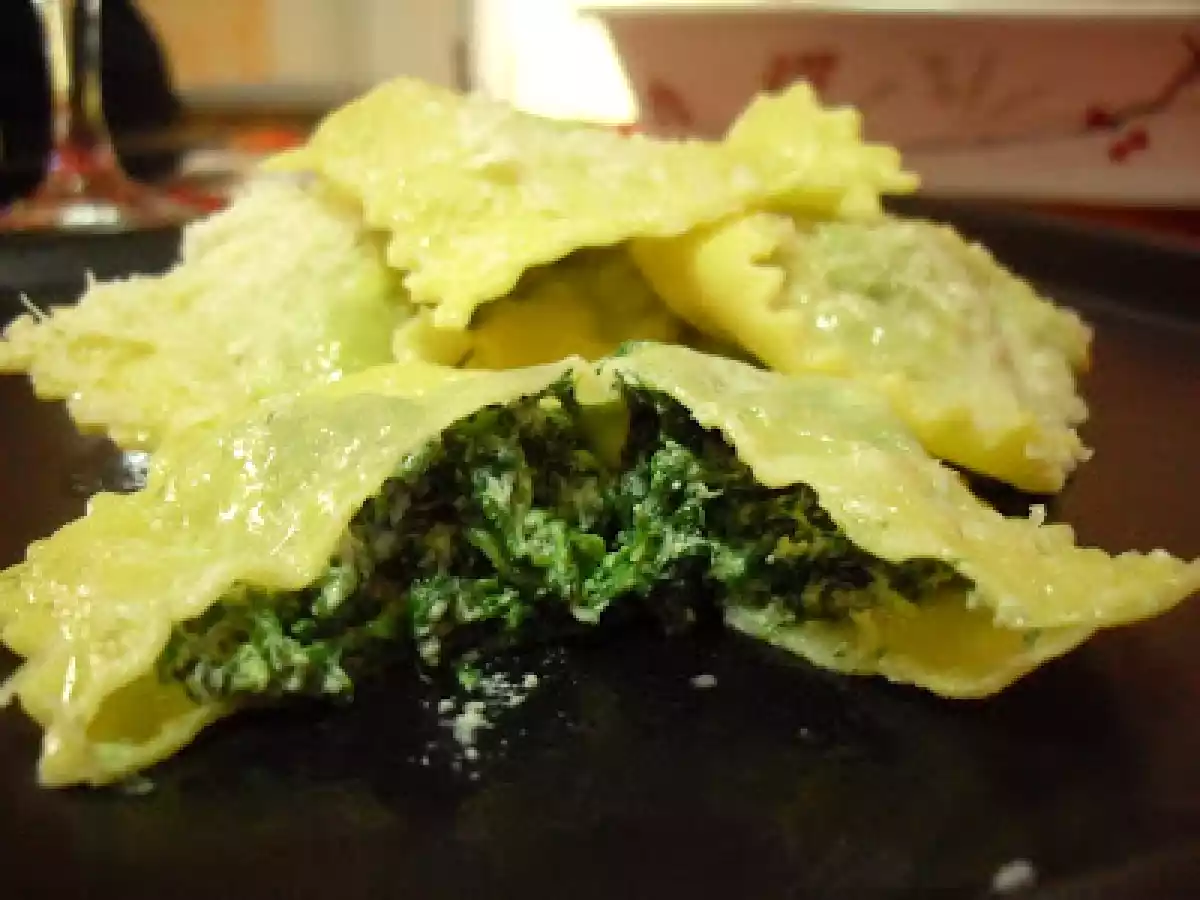 Raviolis rellenos de espinacas y requesón
