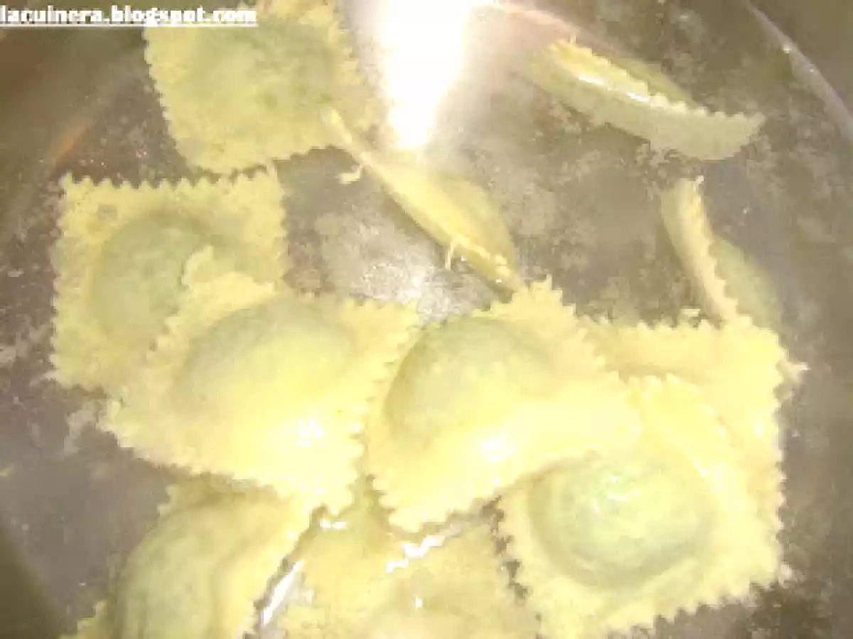 RAVIOLIS RELLENOS DE ESPINACAS Y RICOTA, CON PROSCIUTTO DI PARMA - foto 2