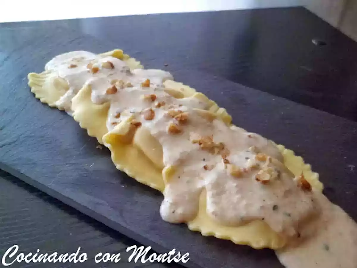 Raviolis rellenos de queso de cabra y cebolla caramelizada, con salsa de nueces