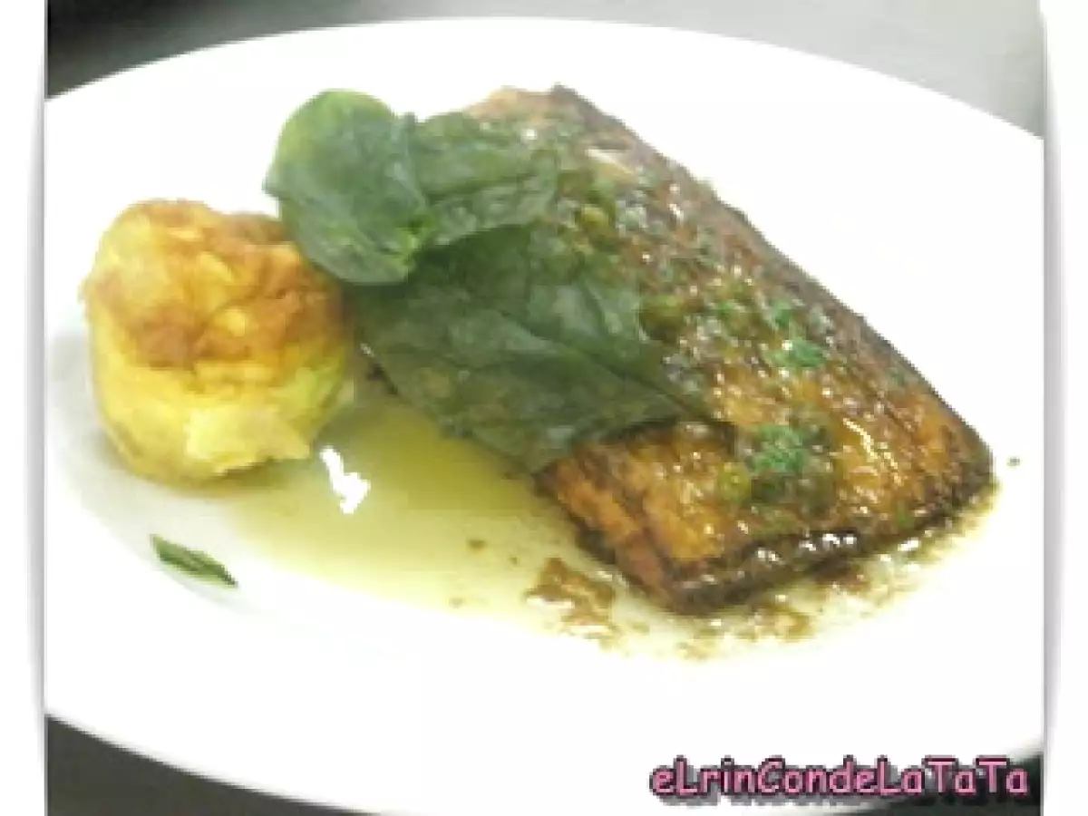 Raya a la manteca negra con flan de patata y hojas crujientes