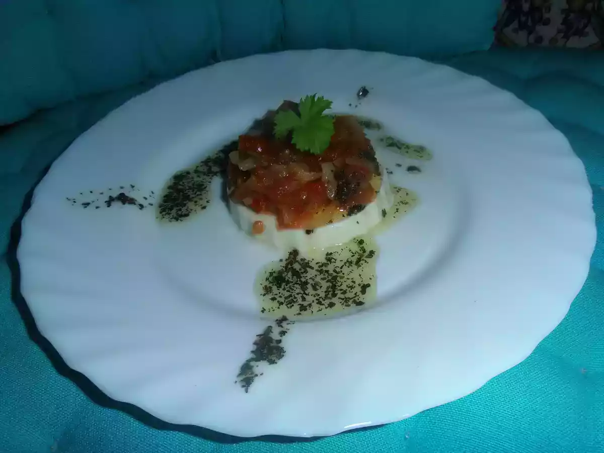 Redondo de queso fresco con tomate y cebolla caramelizados