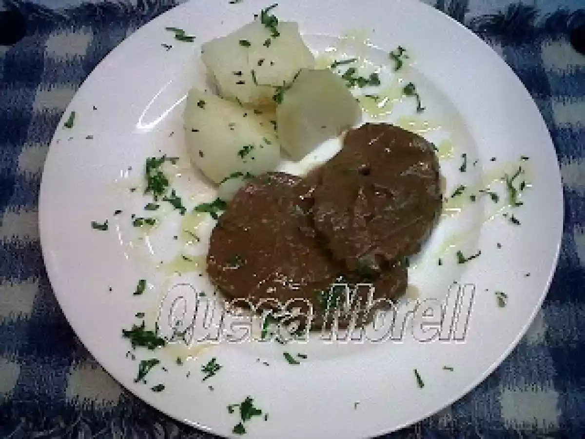 REDONDO DE TERNERA CON SALSA DE CHAMPIÑONES Y AJOS.