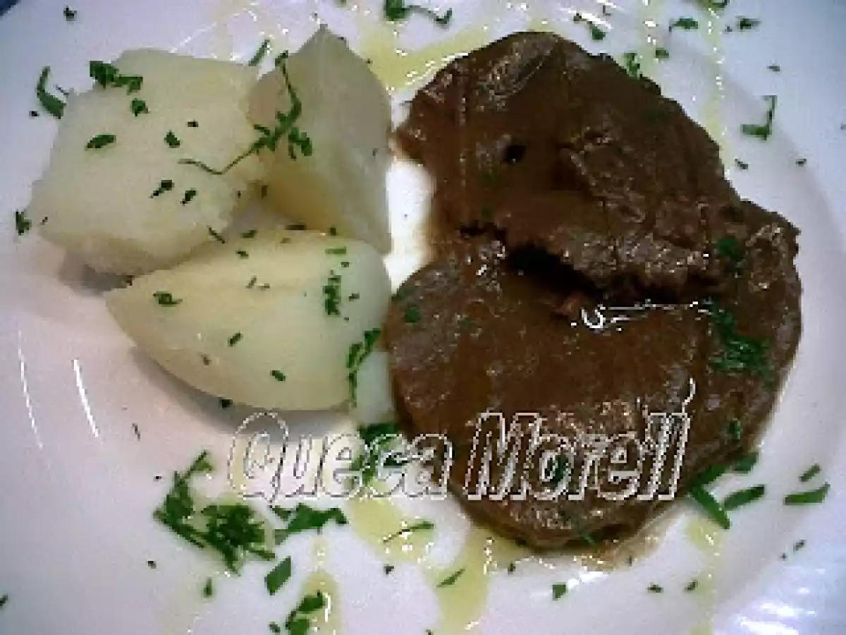 REDONDO DE TERNERA CON SALSA DE CHAMPIÑONES Y AJOS. - foto 2