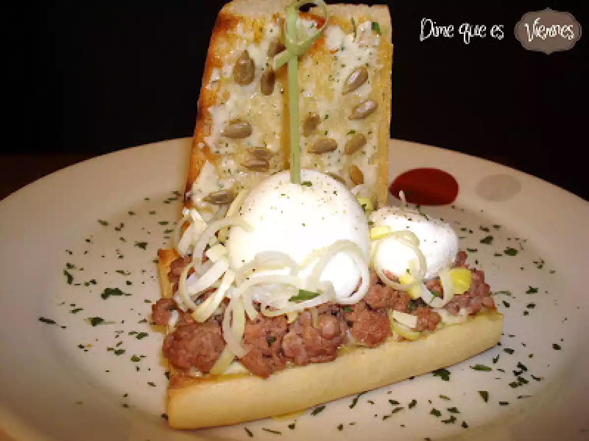 Refugiados en la Cueva Sándwich de carne picada con huevo duro y queso de cabra