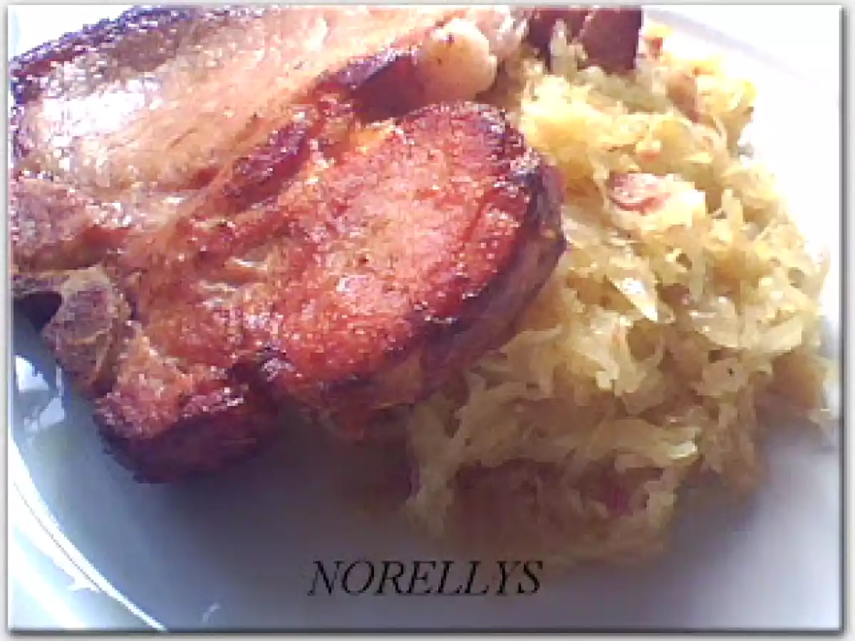 Repollo Agrio (Sauerkraut) con Chuletas Ahumadas