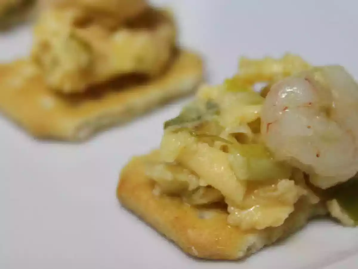 Revuelto de ajetes con langostinos