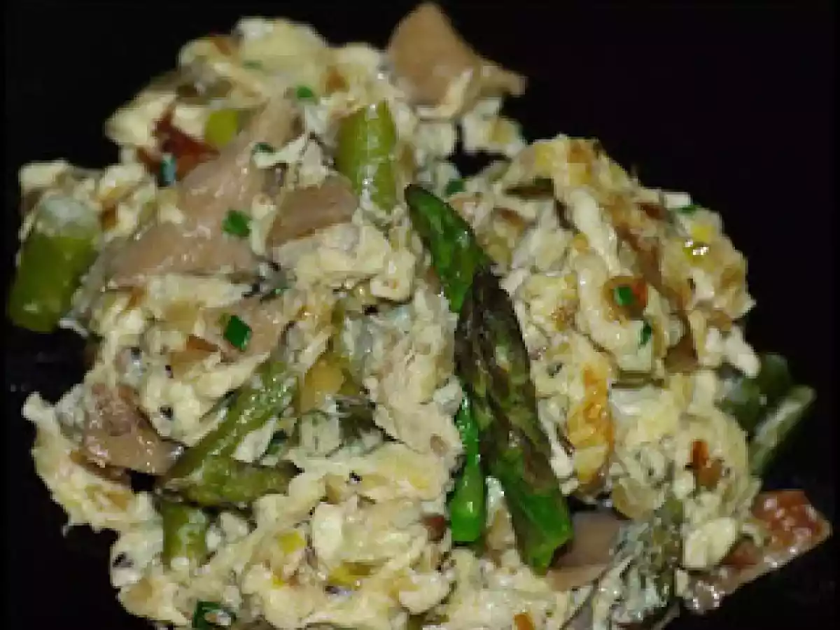 Revuelto de ajetes, espárragos y setas - foto 2