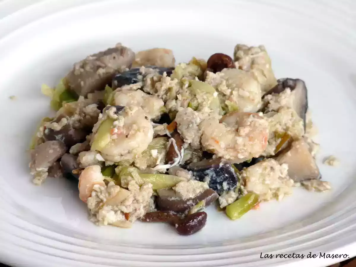 Revuelto de ajetes, setas y gambas