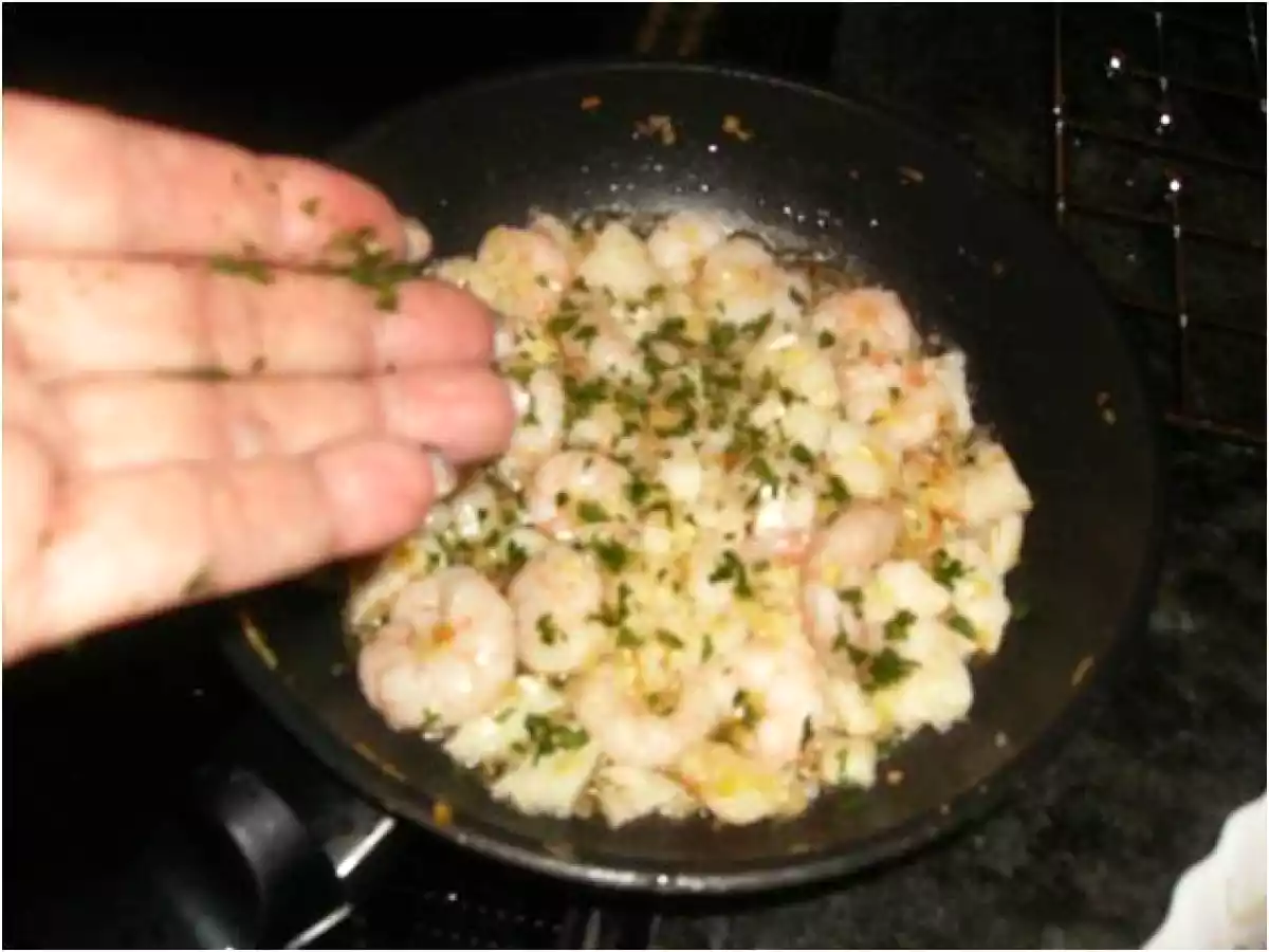 REVUELTO DE BACALAO Y GAMBAS - foto 3