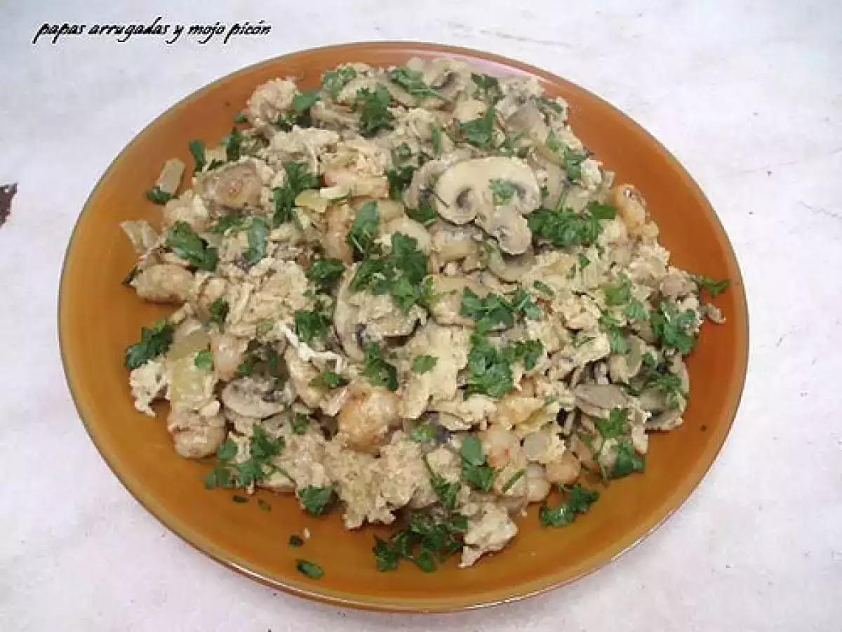 REVUELTO DE CHAMPIÑONES Y GAMBAS