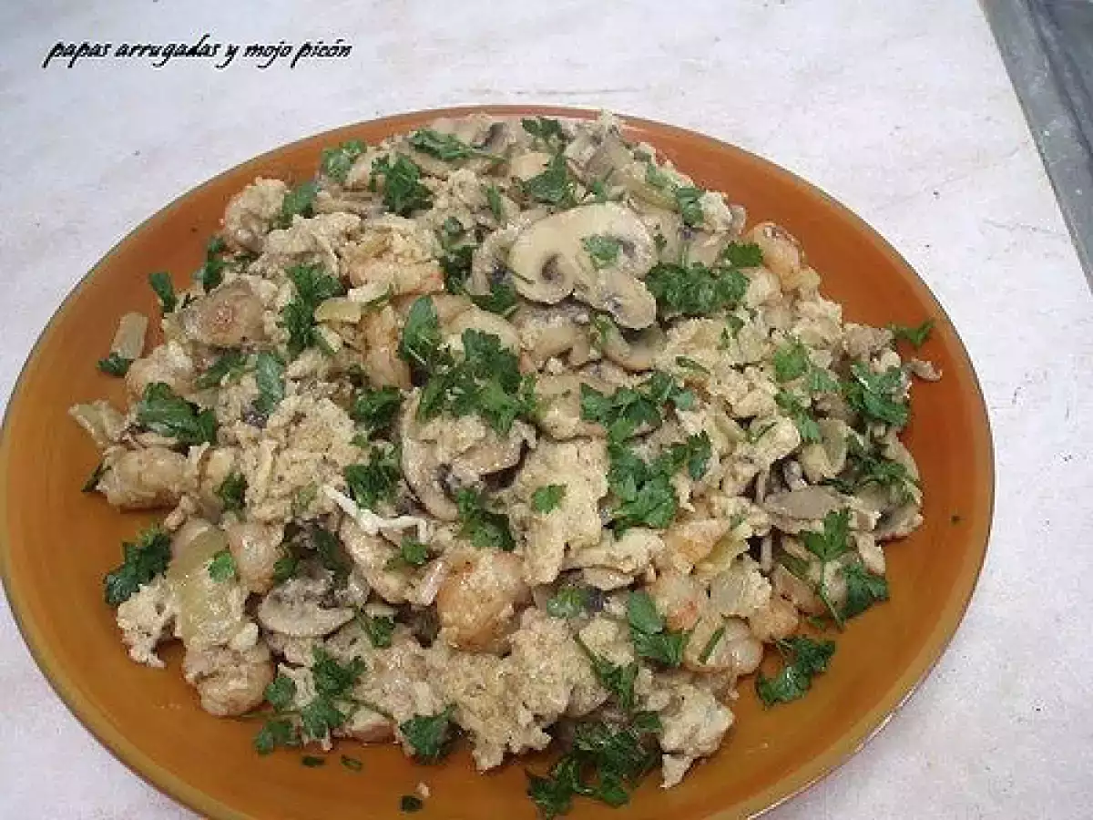 REVUELTO DE CHAMPIÑONES Y GAMBAS - foto 2