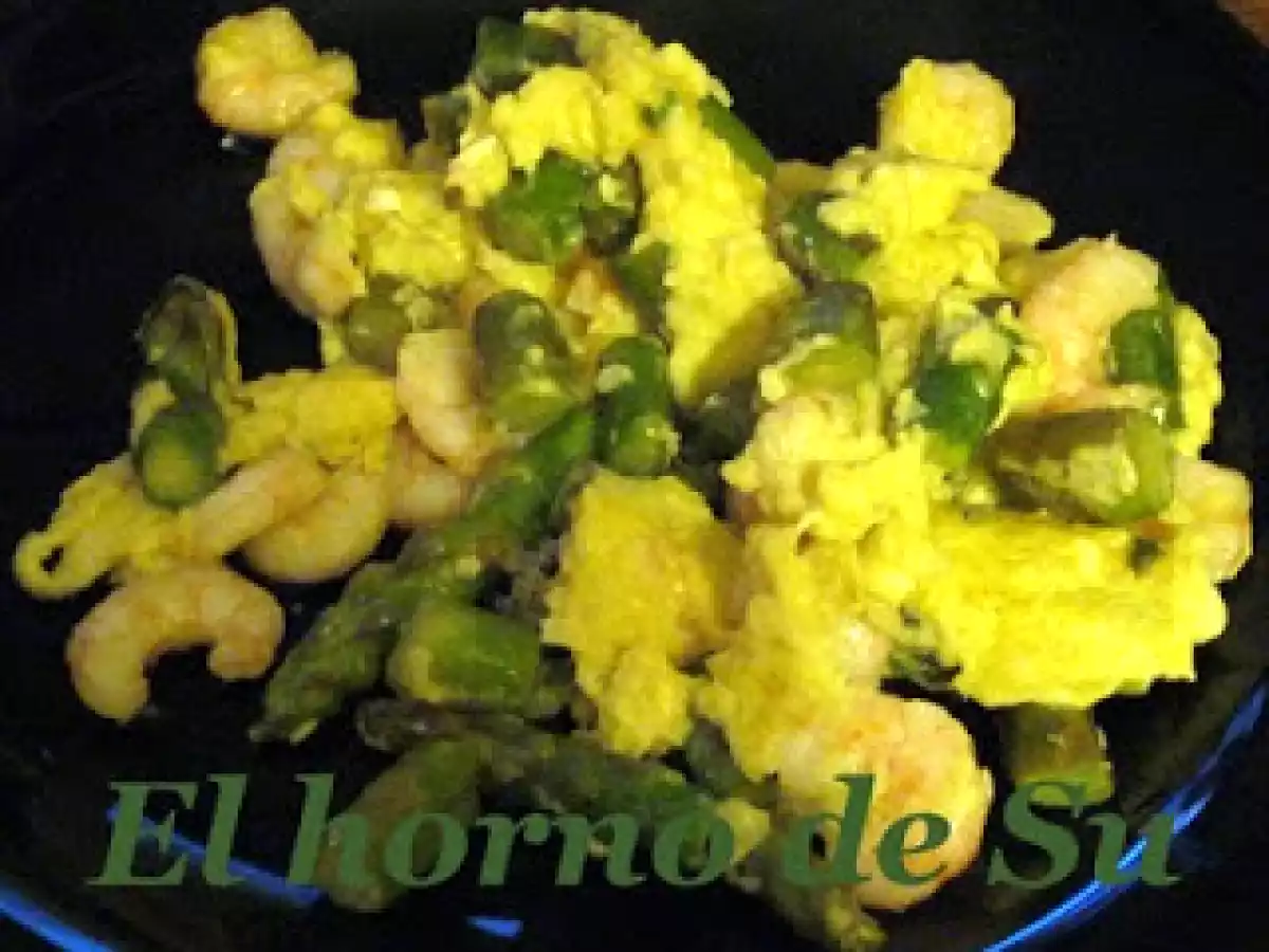 Revuelto de espárragos, ajetes y gambas