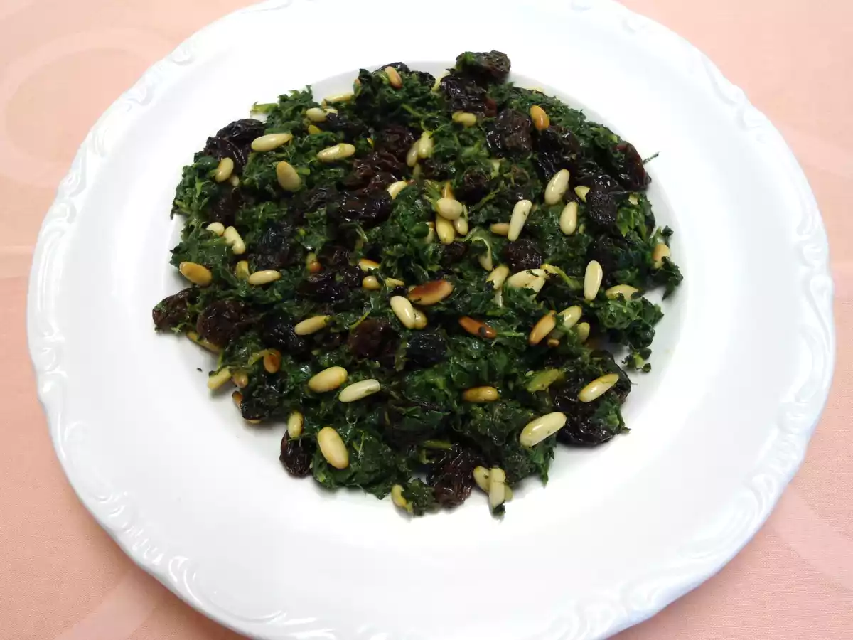 Revuelto de espinacas y piñones