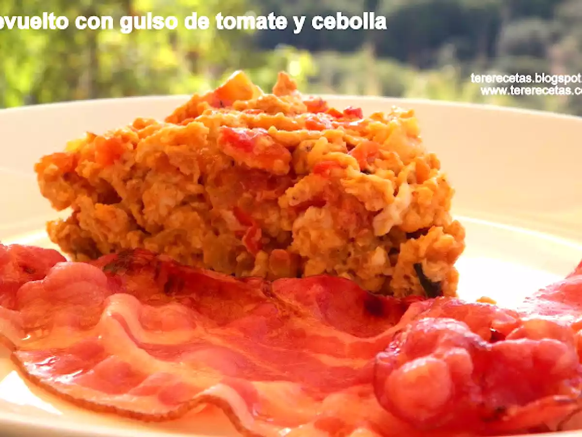 Revuelto de guiso de tomate y cebolla.